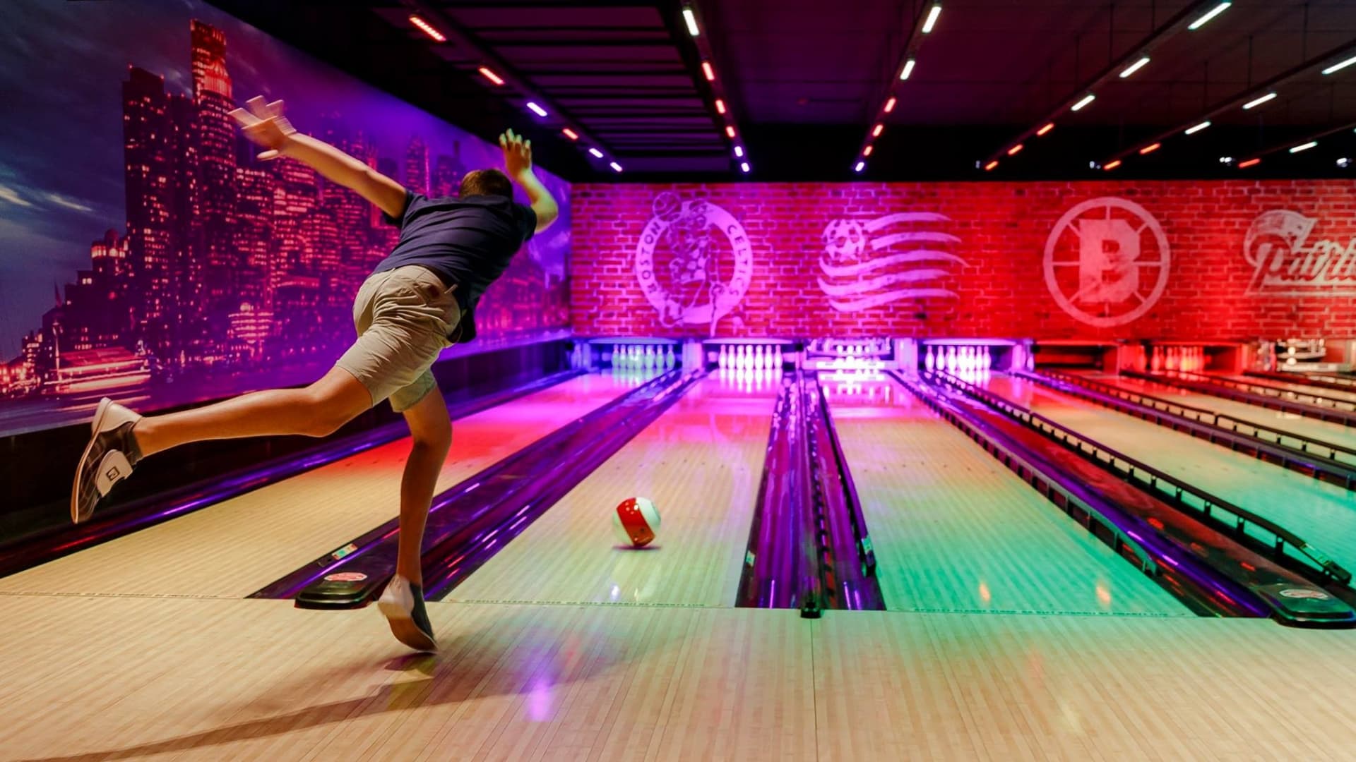 Man playing bowling at O'Learys Ghent