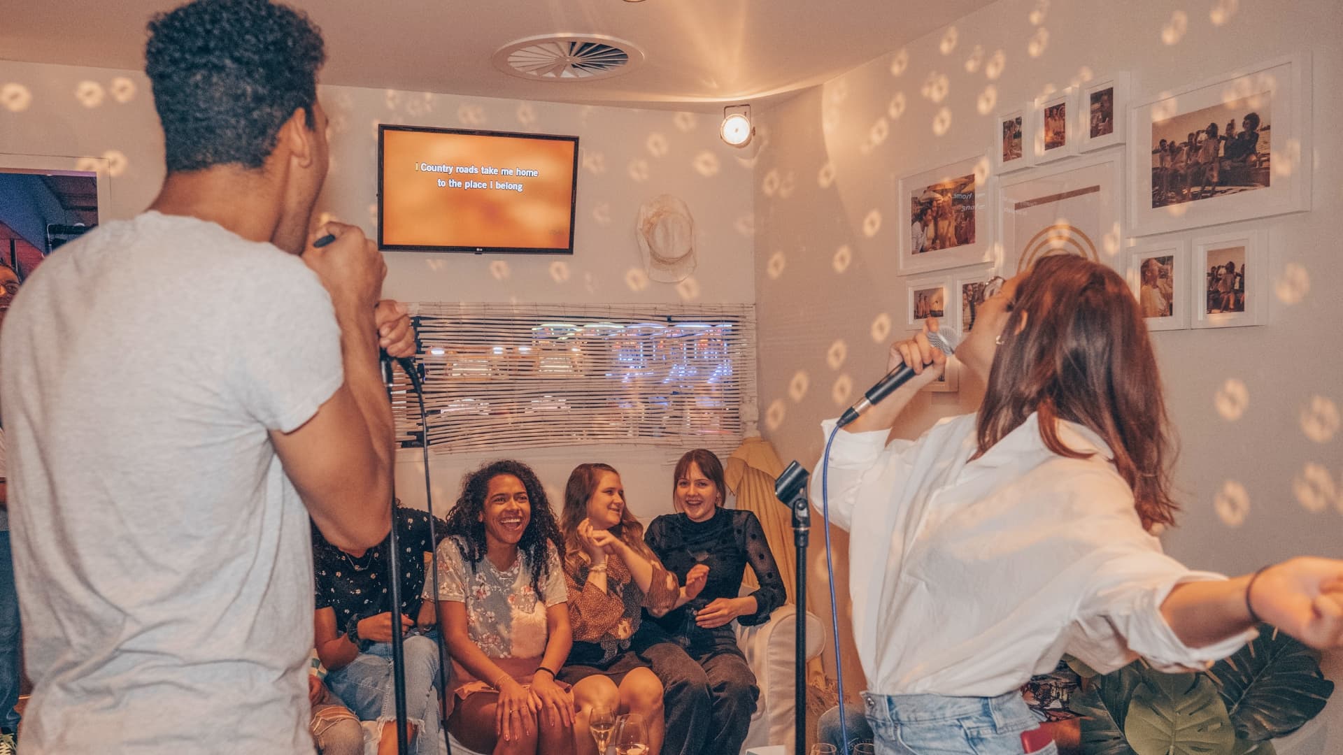 Mensen beleven plezier tijdens karaoke bij O'Learys Gent