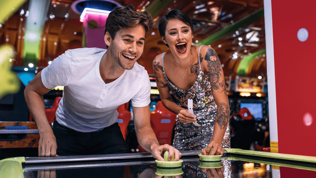 Man & vrouw Op Date In De Gamehal Bij Olearys