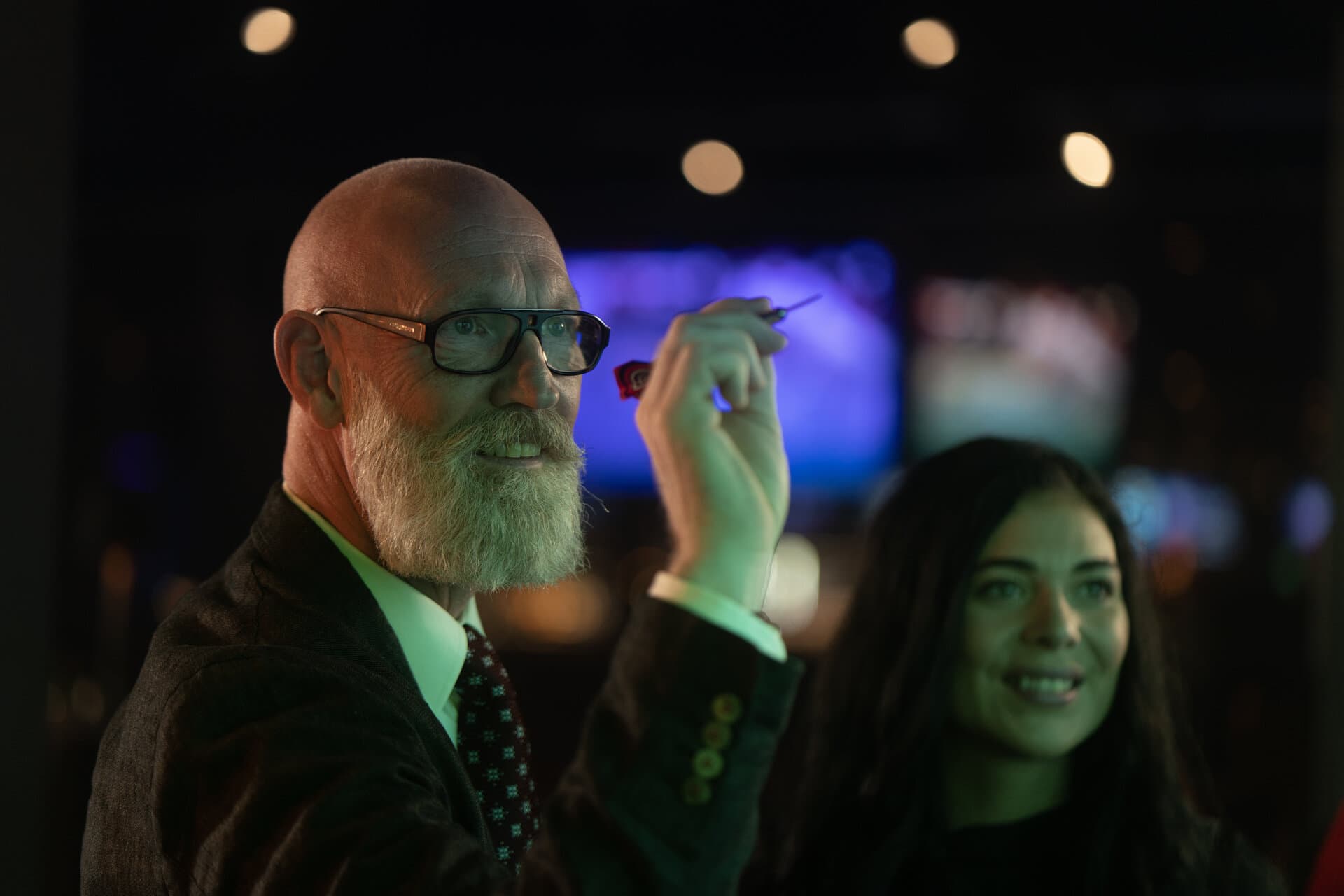 Man & vrouw spelen darts bij O'Learys