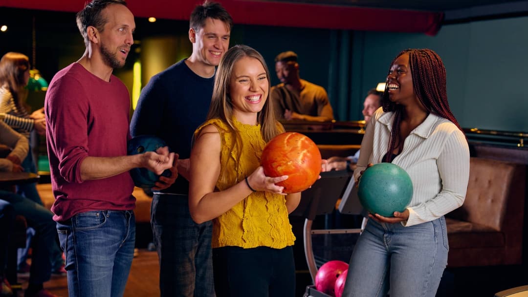 Twee Mannen En Twee Vrouwen Aan Het Bowlen Tijdens Dubbeldate Bij O'learys